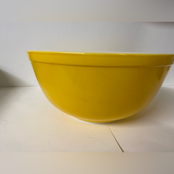 Vintage Pyrex Reverse Primary Yellow 403 mixing bowl 8.5” - Picture 3 of 10